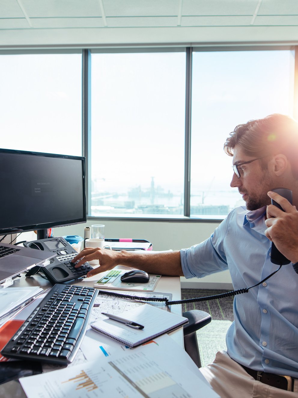 Keyvisual-business-homme-telephone-bureau